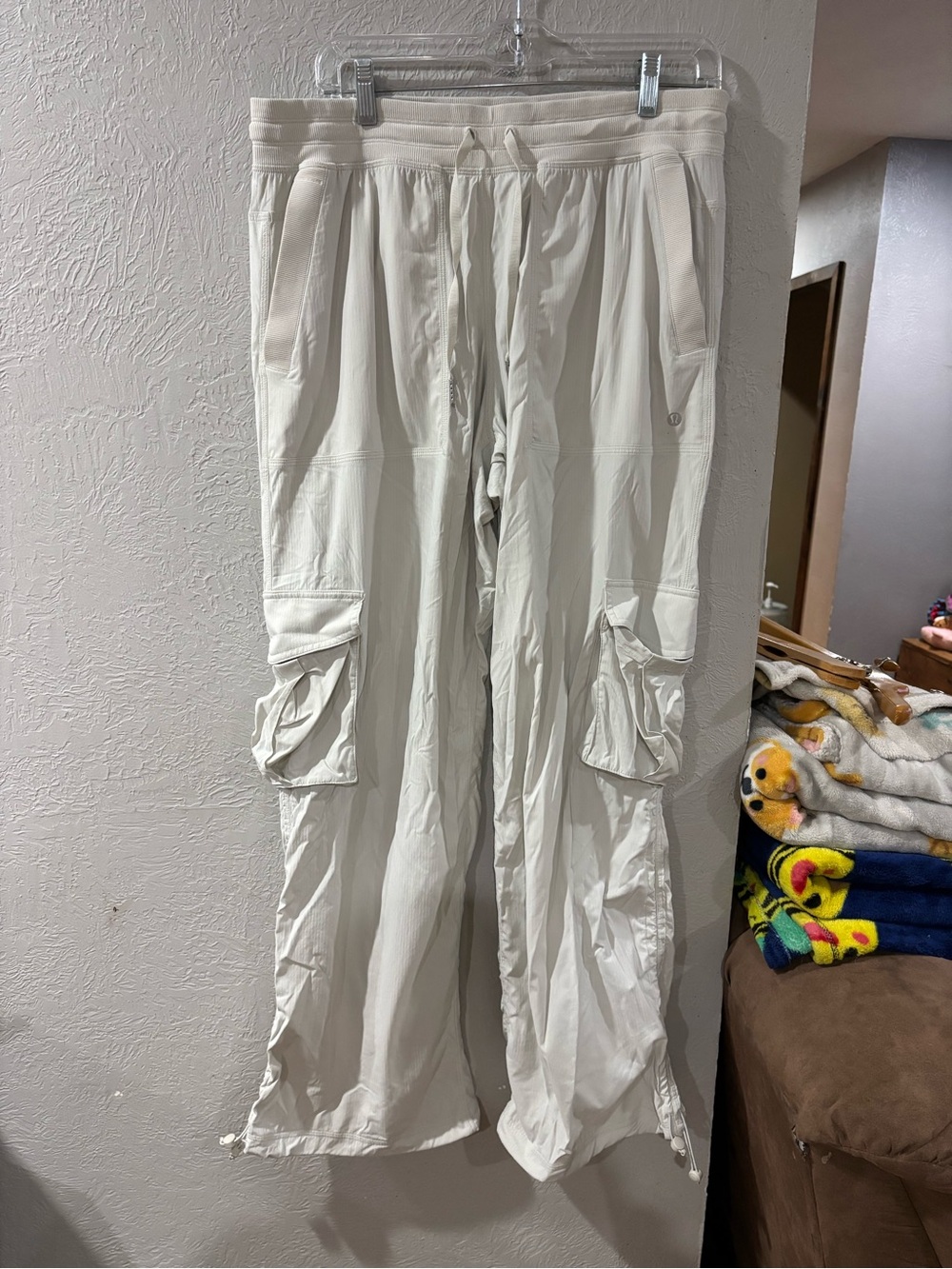 Lululemon Dance Studio Relaxed-Fit Mid-Rise Cargo Athletic Pant in Bone size L - Picture 2 of 9